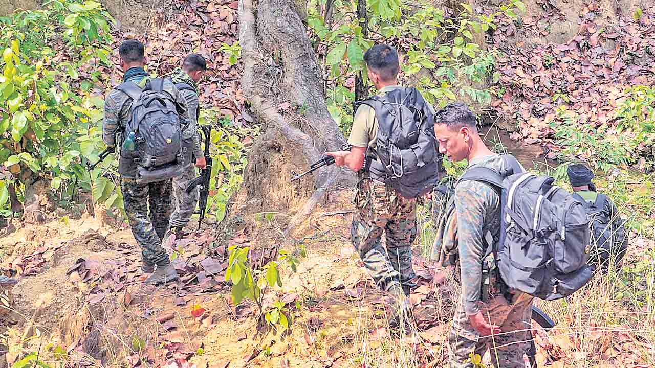 8 మంది నక్సల్స్‌ ఎన్‌కౌంటర్‌