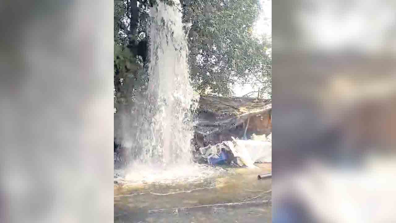 కారు బీభత్సం.. ఎగిసిపడిన జలం