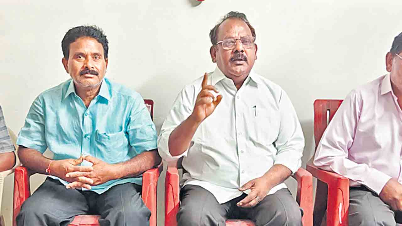 హామీలు నెరవేర్చకుంటే సమ్మె తప్పదు