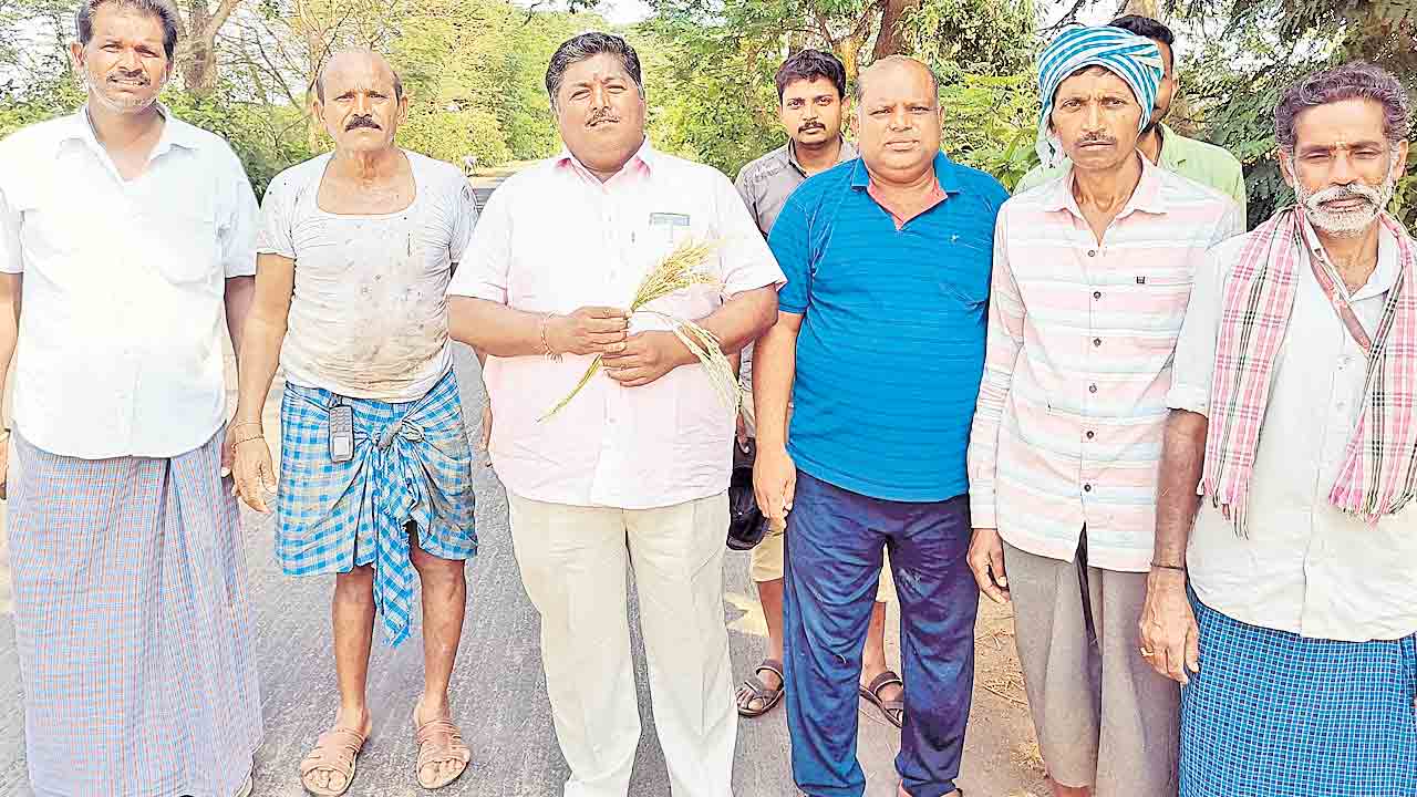 సాగునీటికోసం రోడ్డెక్కిన రైతులు