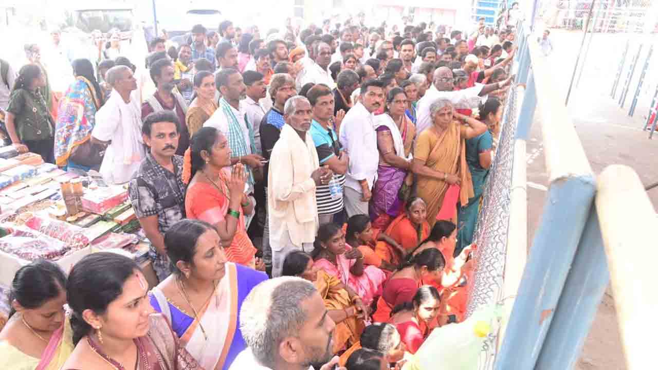 భద్రగిరిలో భక్తుల పాట్లు