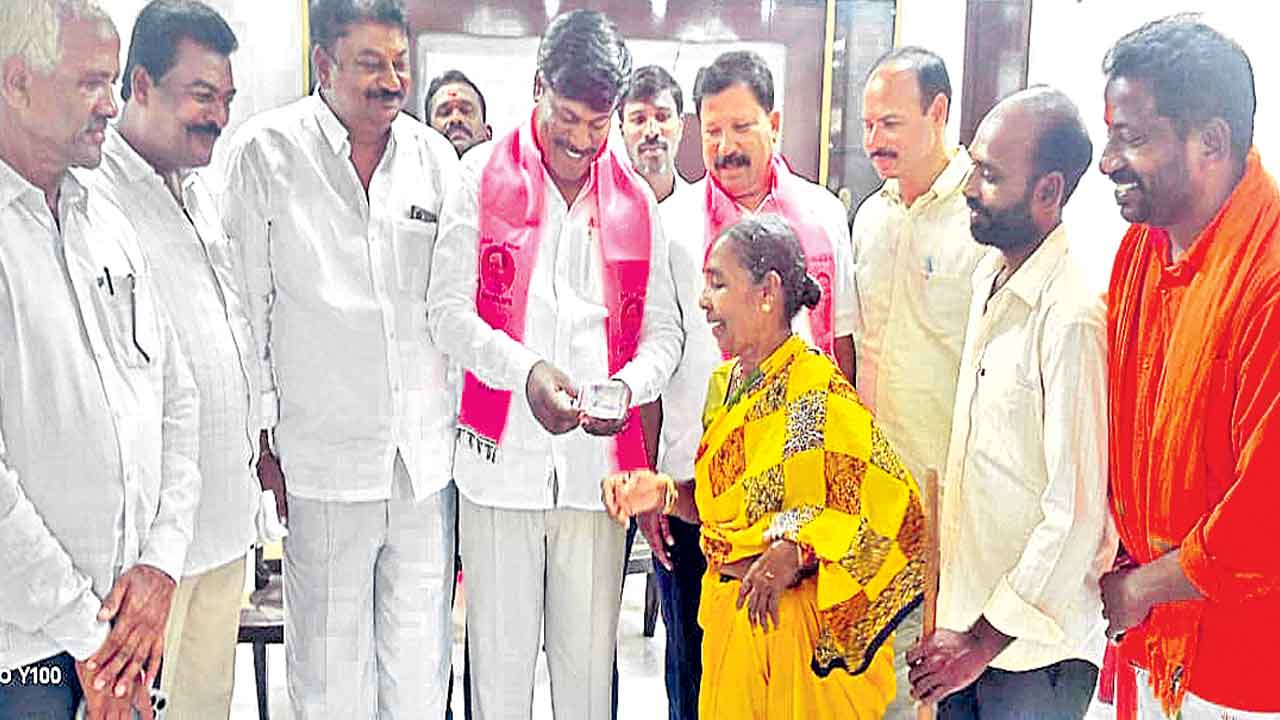 నీలమ్మ విరాళం 2 వేలు