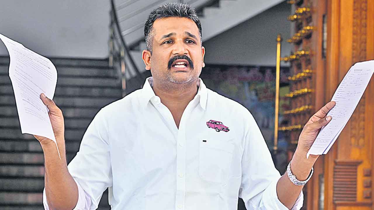 ప్రభుత్వాన్ని ప్రశ్నిస్తే అక్రమ కేసులు