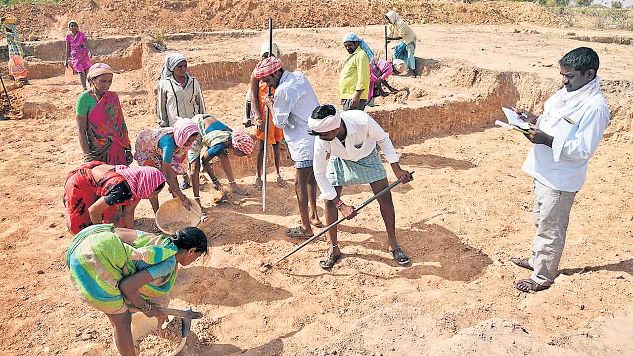 NREGS | ఉపాధికి కోత.. ప్రతి ఏటా తగ్గుతున్న బడ్జెట్‌ కేటాయింపులు