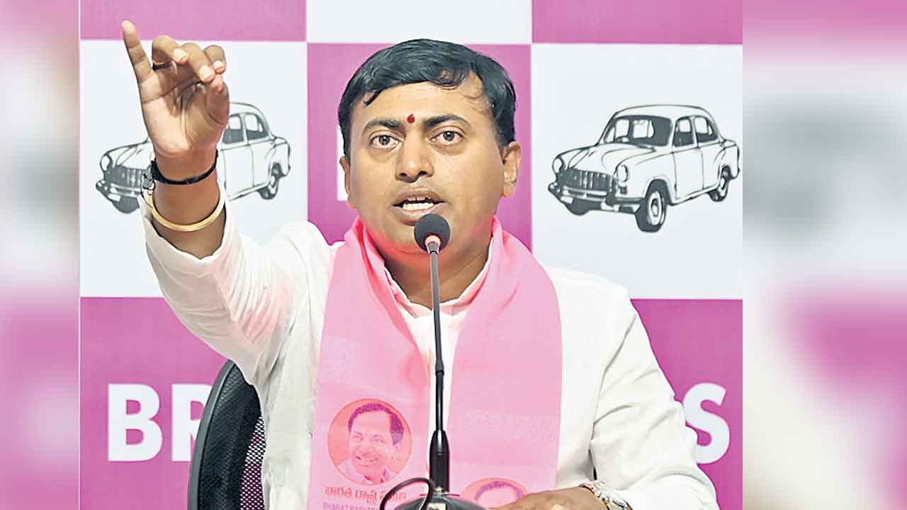 Rakesh Reddy | హెలికాప్టర్లకు కోట్లు.. ‘ఫీజు’లకు తూట్లు!