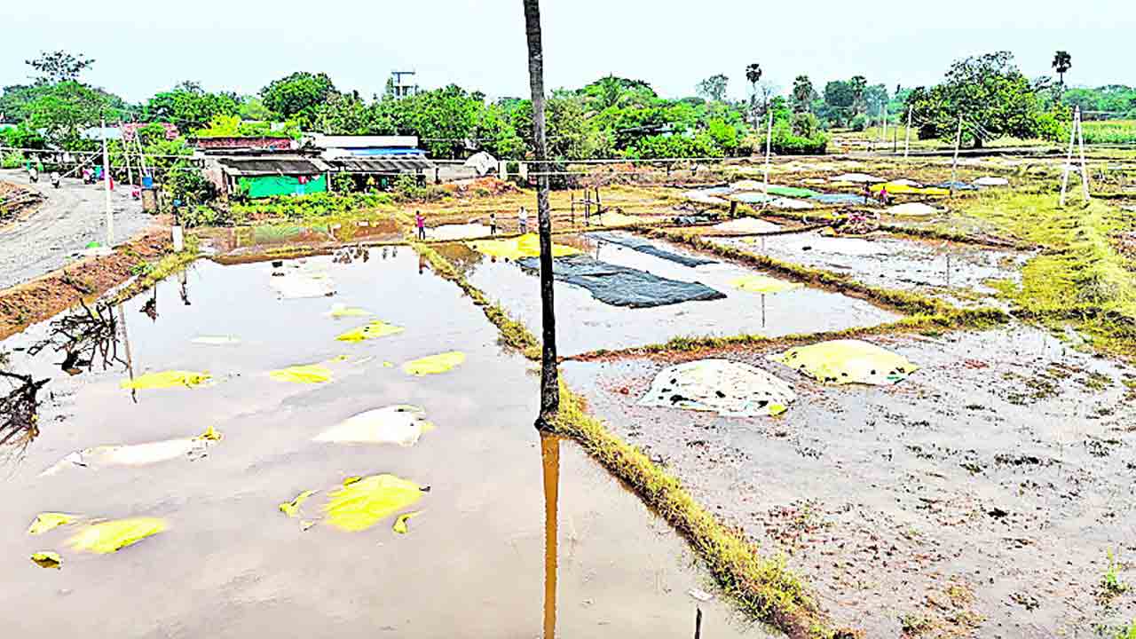 నిండా ముంచిన వాన