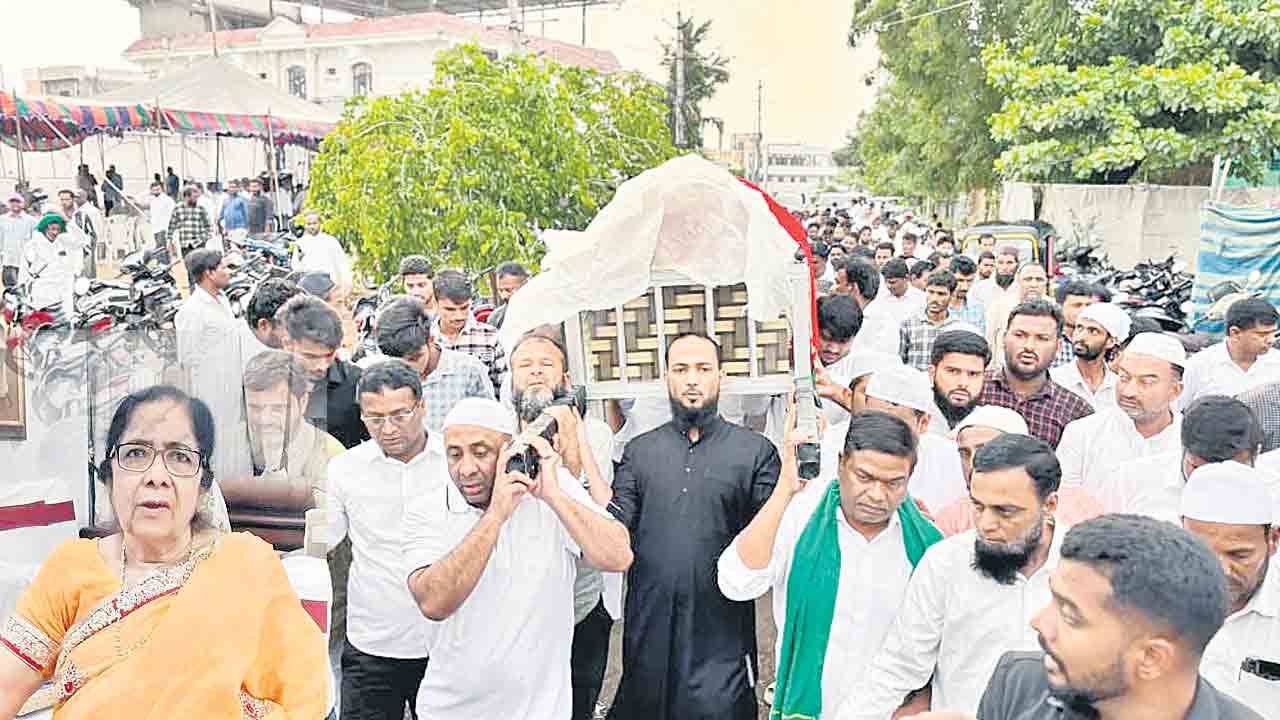 షకీల్‌ మాతృమూర్తికి కన్నీటి వీడ్కోలు