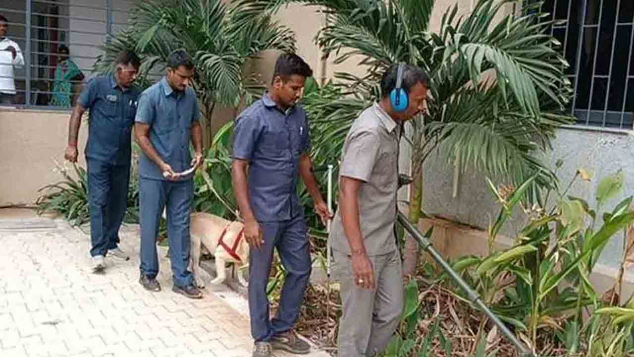 నాగర్‌కర్నూల్‌ కలెక్టర్‌ మెయిల్‌కు బాంబు బెదిరింపు