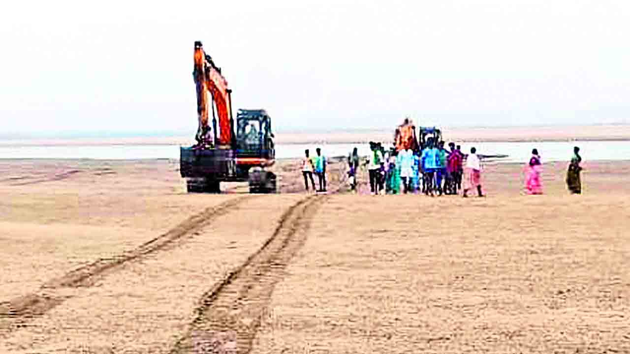 ఇసుక కాంట్రాక్టర్‌ అత్యుత్సాహం