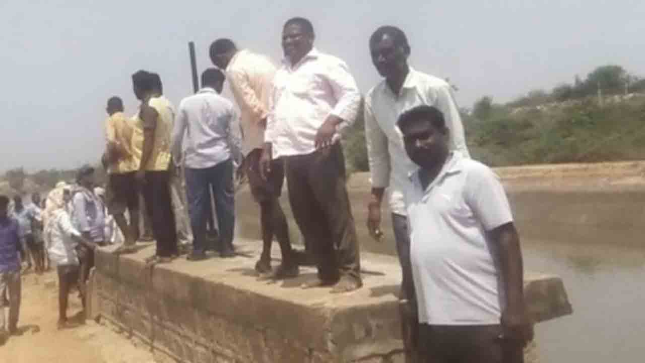 సాగునీటి కోసం రైతుల పడిగాపులు