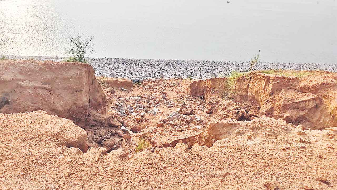 Baswapur Reservoir | బస్వాపూర్‌ గట్టుకు తూట్లు.. ఆనకట్టను తవ్వుతూ భారీ విద్యుత్తు లైన్లు