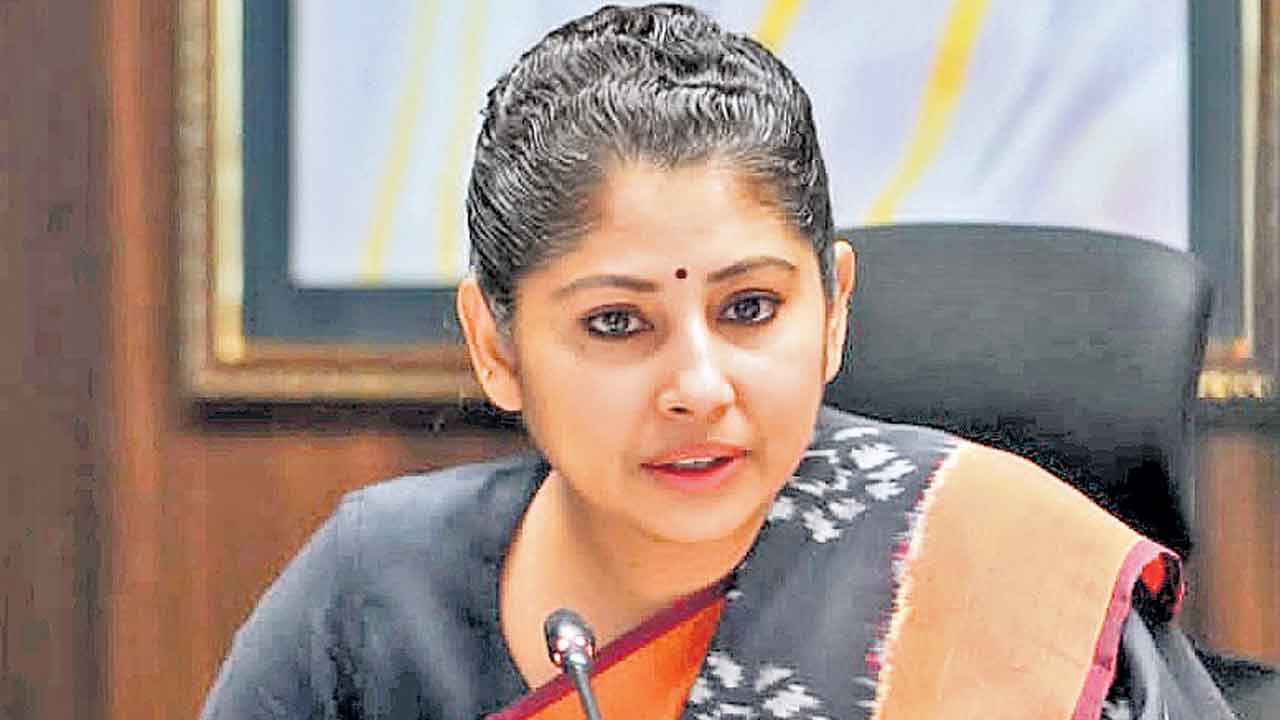 స్మితా సబర్వాల్‌కు పోలీసుల నోటీసులు