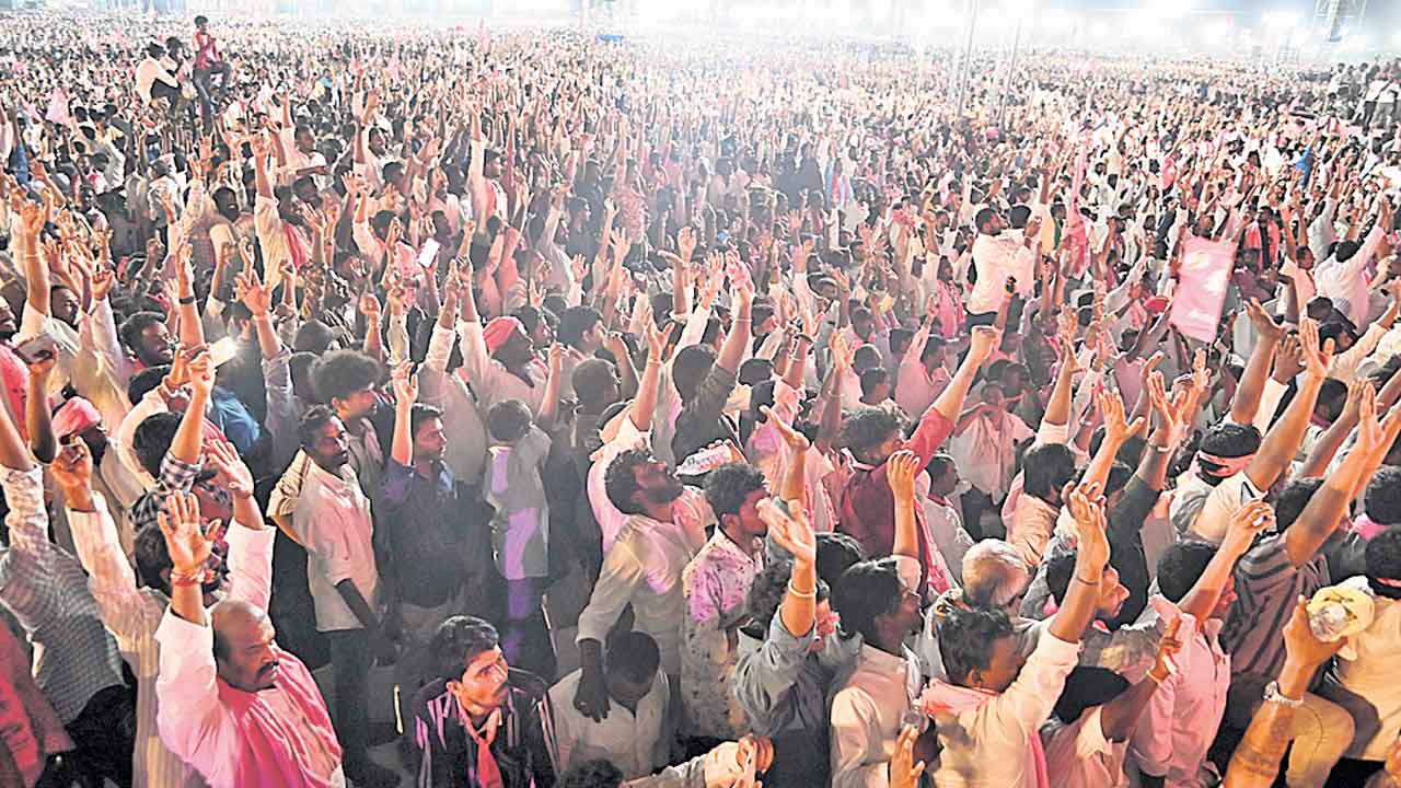 BRS Silver Jubilee Meeting | ఏమి జనం.. సంచలనం.. రజతోత్సవ సభకు కదం తొక్కిన యువత, రైతులు