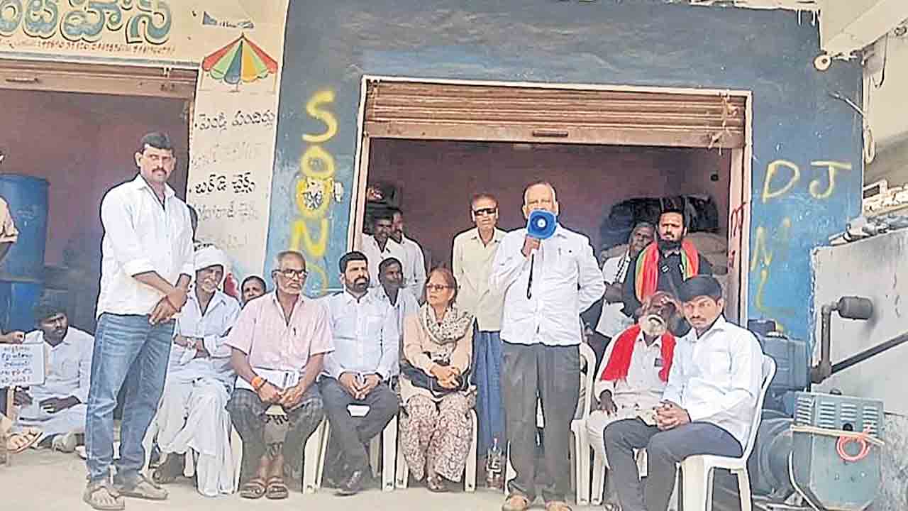 కోర్టు స్టే ఉన్న భూముల్లోకి వెళ్లొద్దు