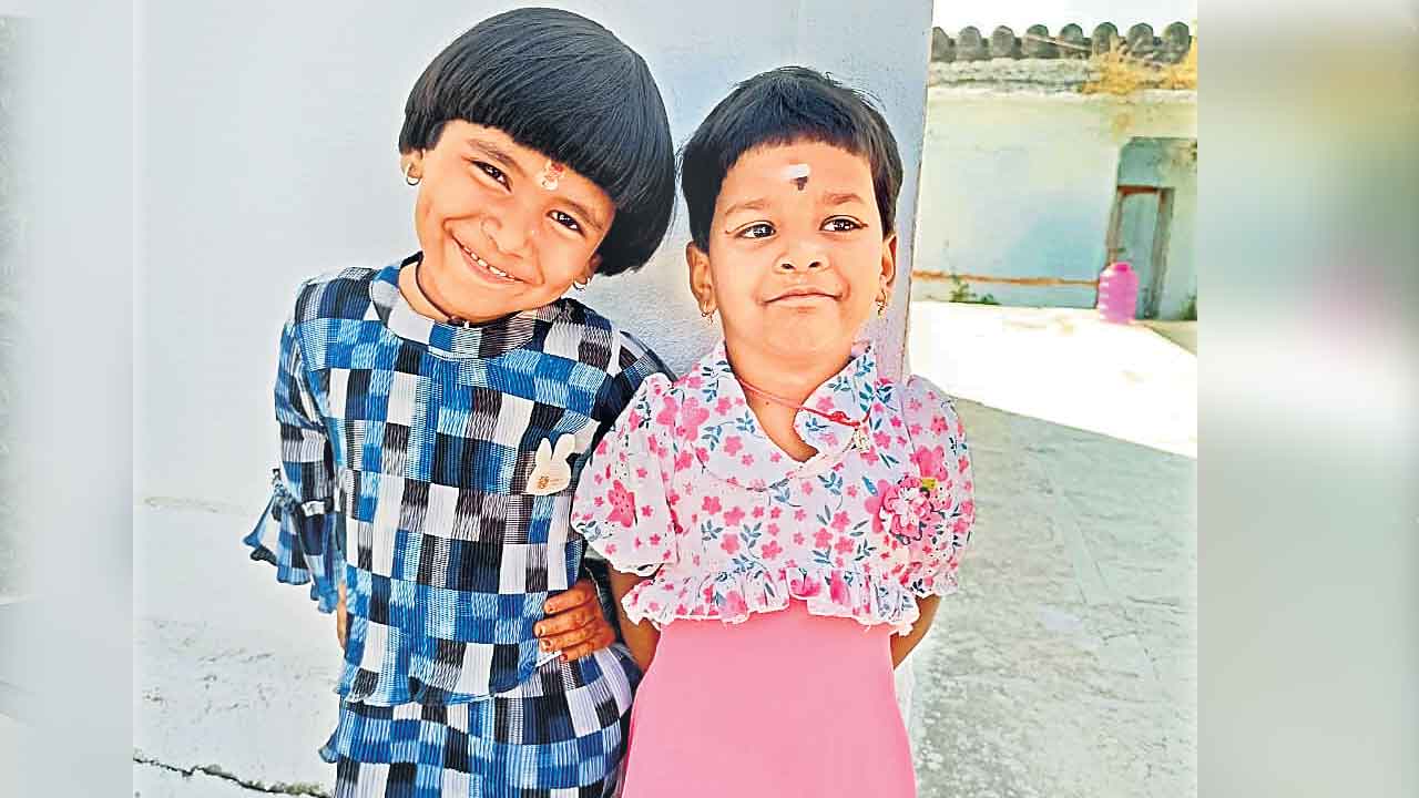 కారు డోర్‌లాక్‌..ఊపిరాడక ఇద్దరు మృతి