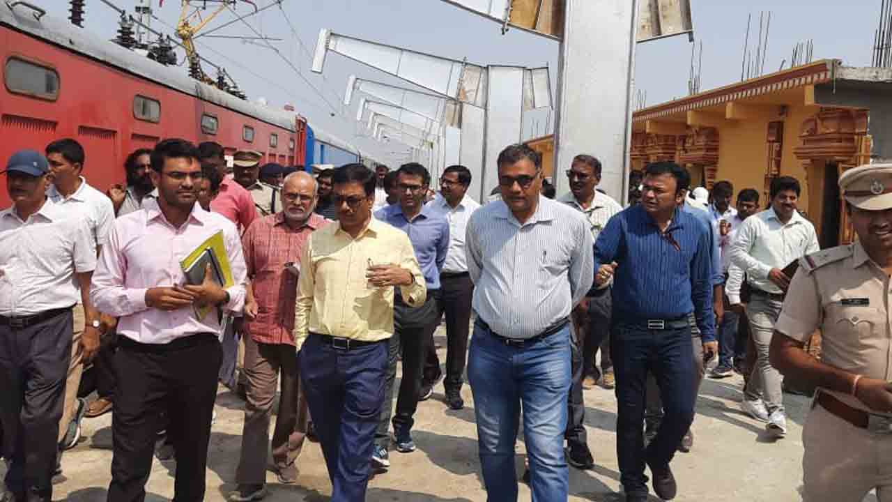 గడువులోగా పనులు పూర్తి చేయాలి