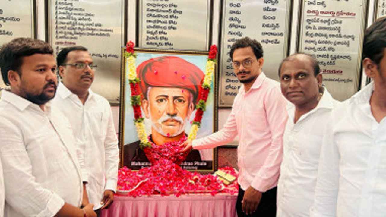 ఫూలే బాటలో నడుద్దాం