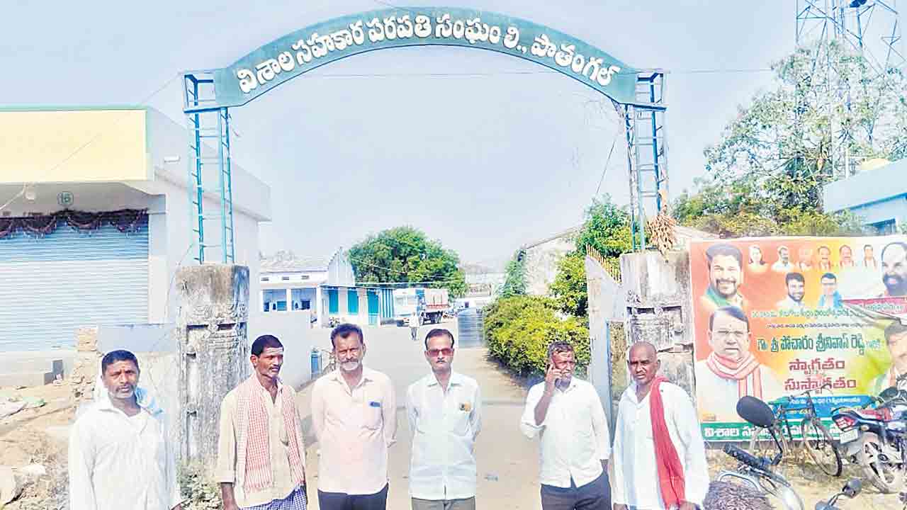 కొనుగోళ్లలో జాప్యం అన్నదాతల అగ్రహం
