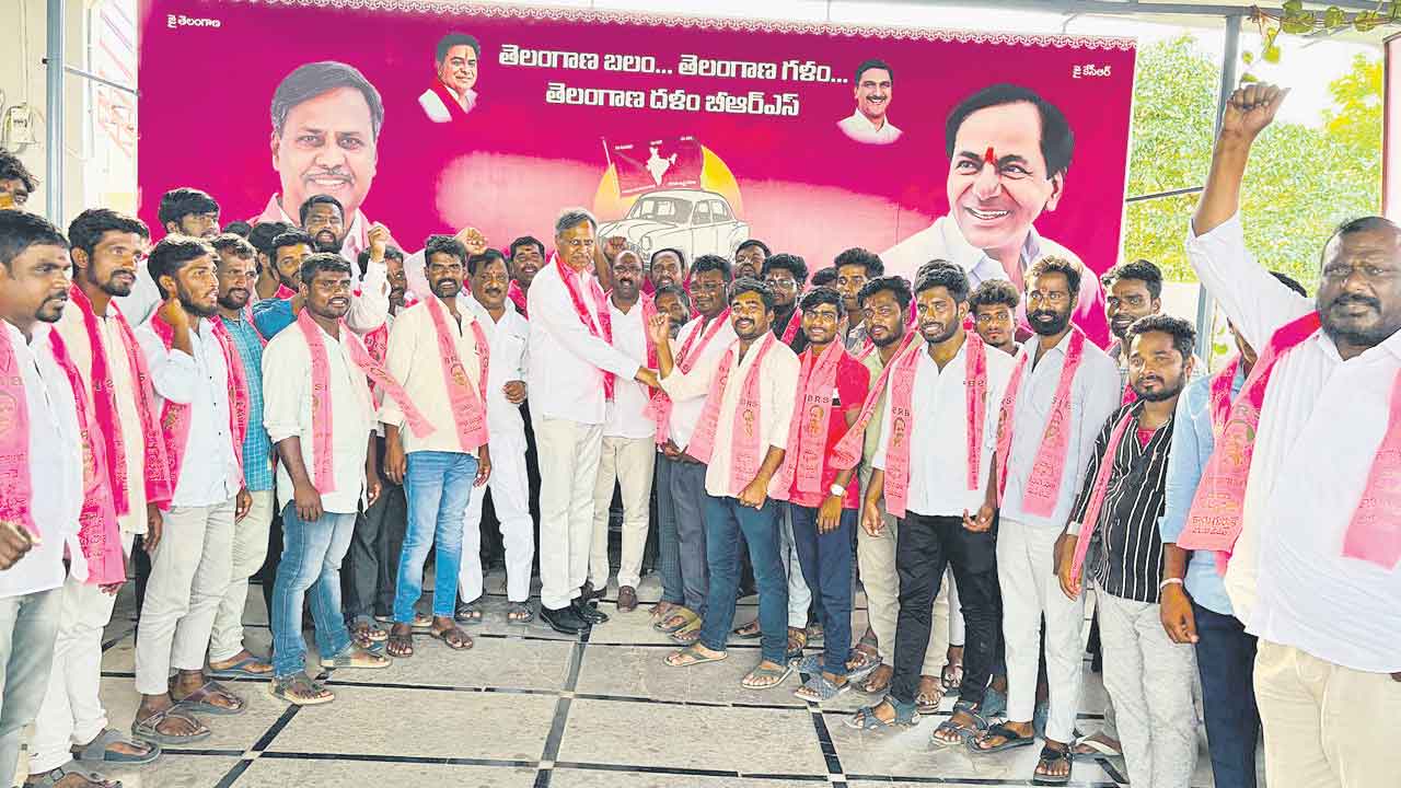 బీఆర్‌ఎస్‌లో చేరిన కాంగ్రెస్‌ నాయకులు