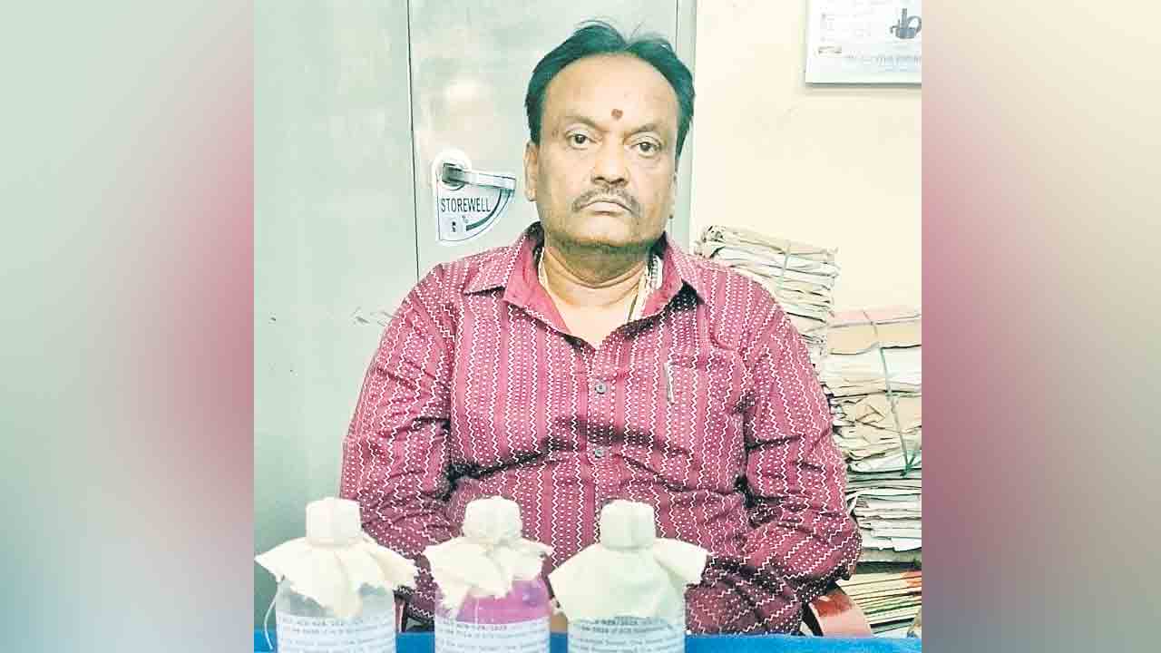 ఏసీబీకి చిక్కిన పంచాయతీరాజ్‌ సీనియర్‌ అసిస్టెంట్‌