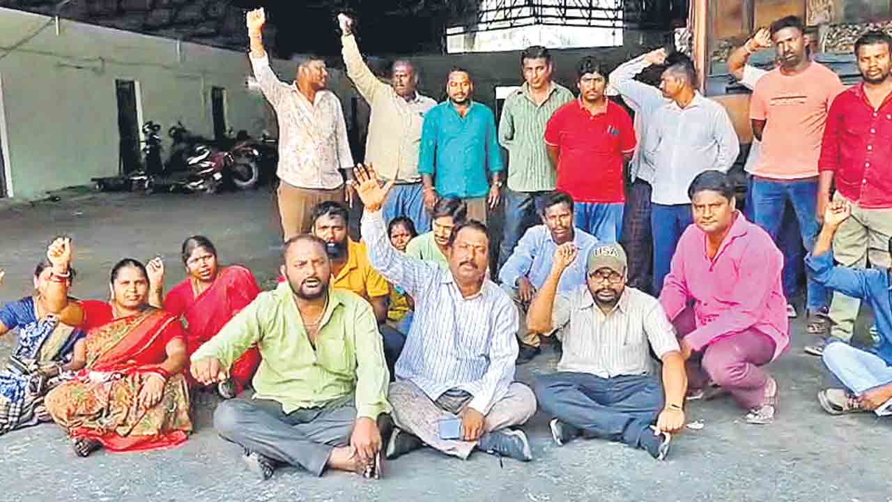 ముఖ్యమంత్రి కార్యాలయం ముట్టడిస్తాం..