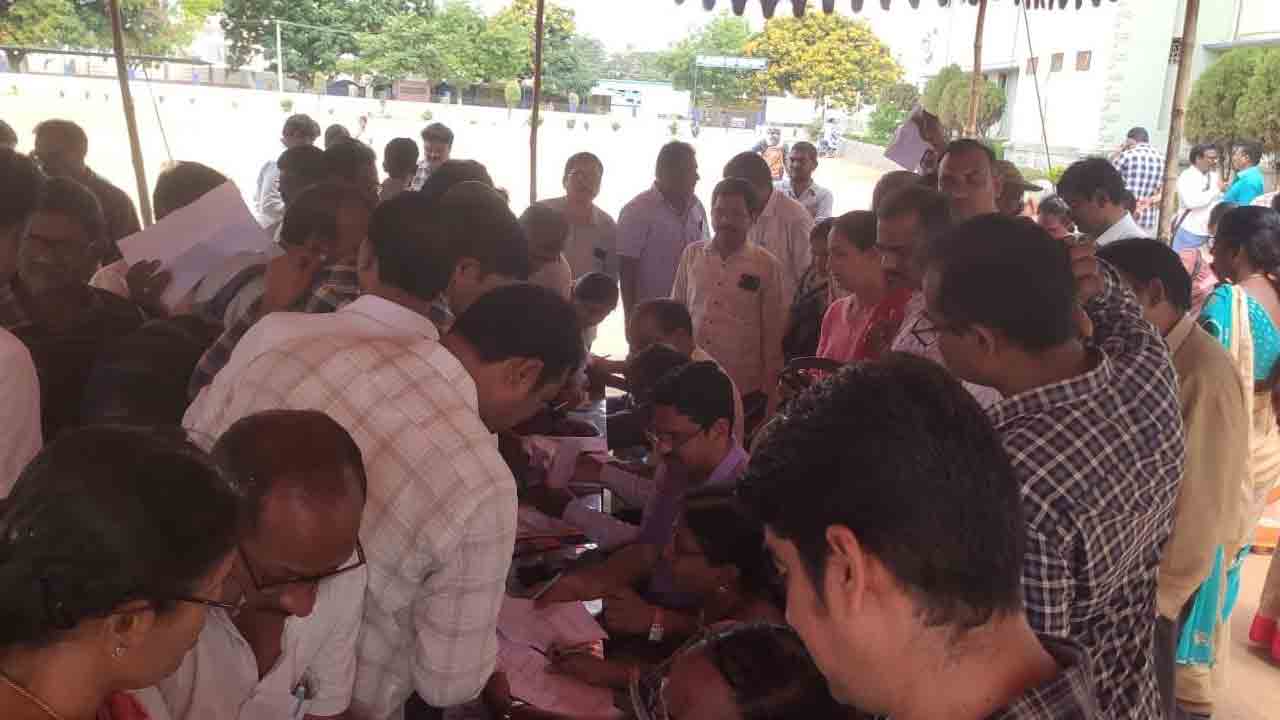 స్కూల్‌లో లేరు.. స్పాట్‌లో రిపోర్ట్‌ చేయలేదు..