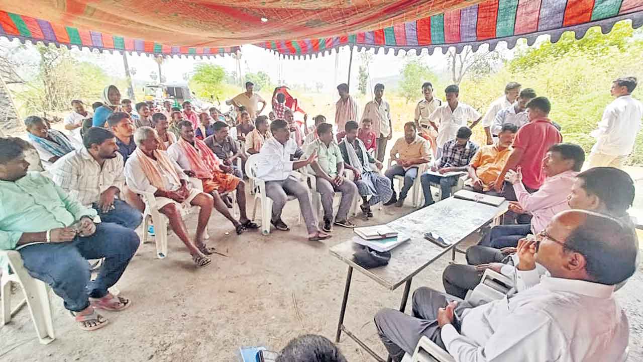 మా భూములు గుంజుకుంటే ఎట్లా బతికేది?