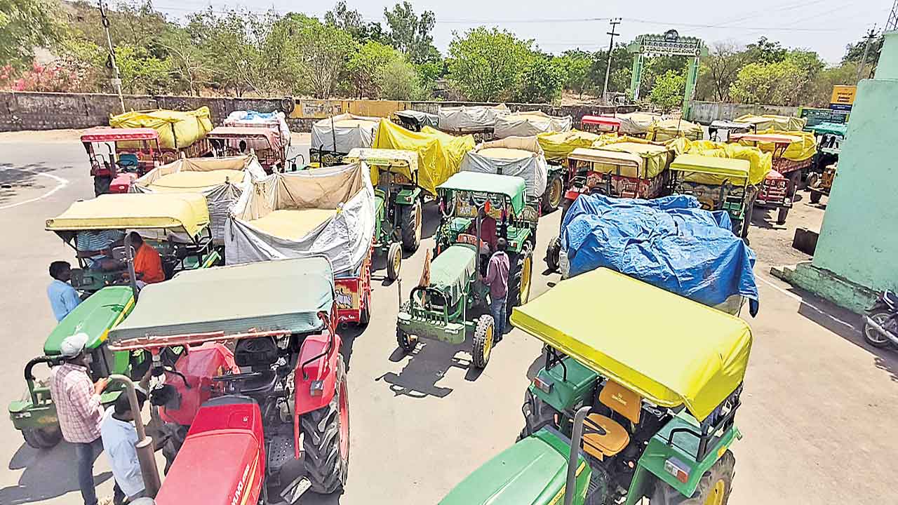 మంత్రి ప్రారంభించినా జొన్న కొంటలేరు