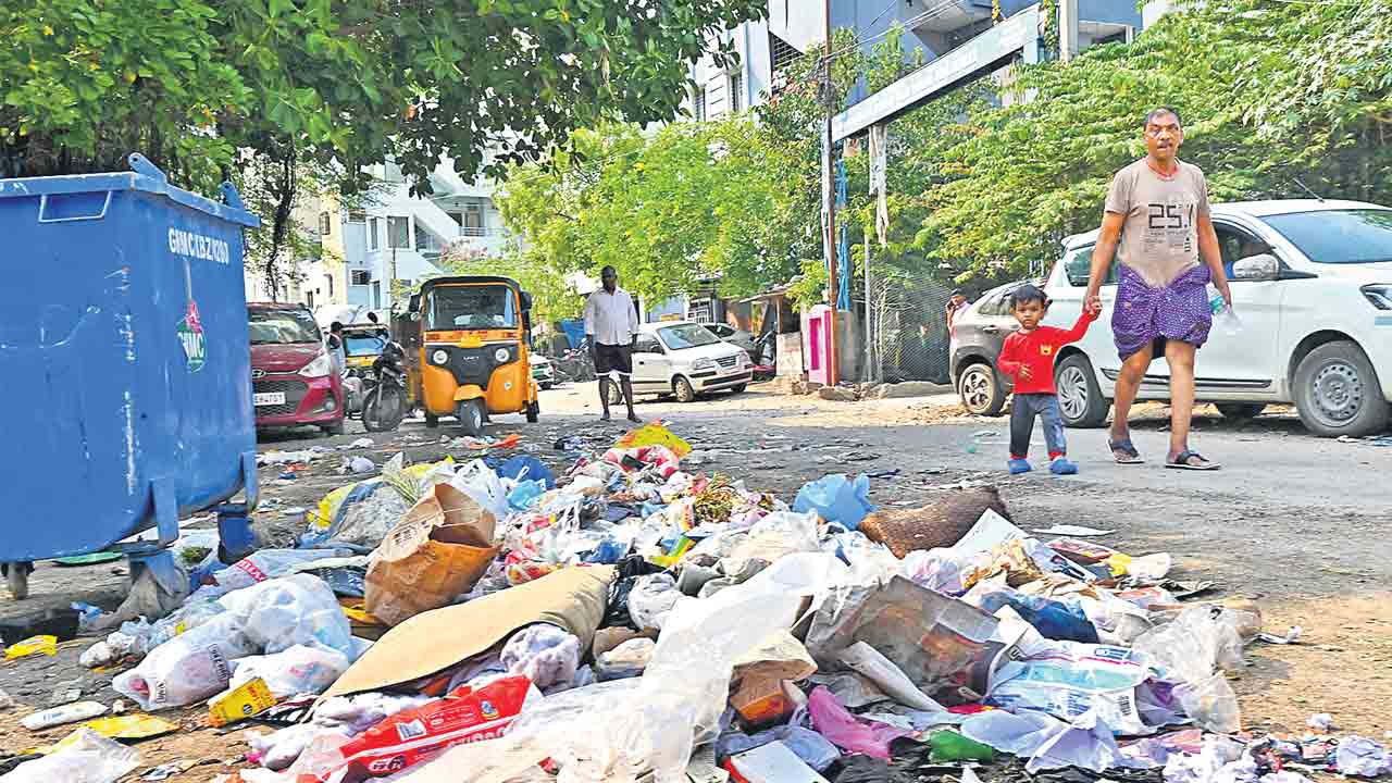 దీపాలు వెలగట్లే.. చెత్త తొలగట్లే