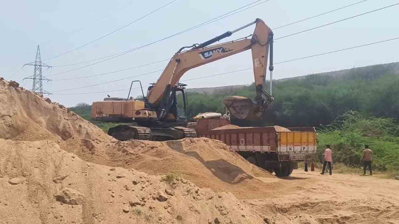 ఇసుక సొసైటీల్లో రచ్చ రచ్చ