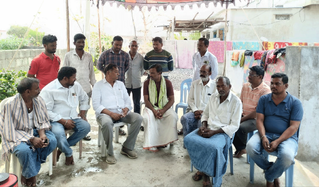 PedddapallY |  సబ్బితంలో మృతుల కుటుంబాలకు మాజీ ఎమ్మెల్యే దాసరి పరామర్శ