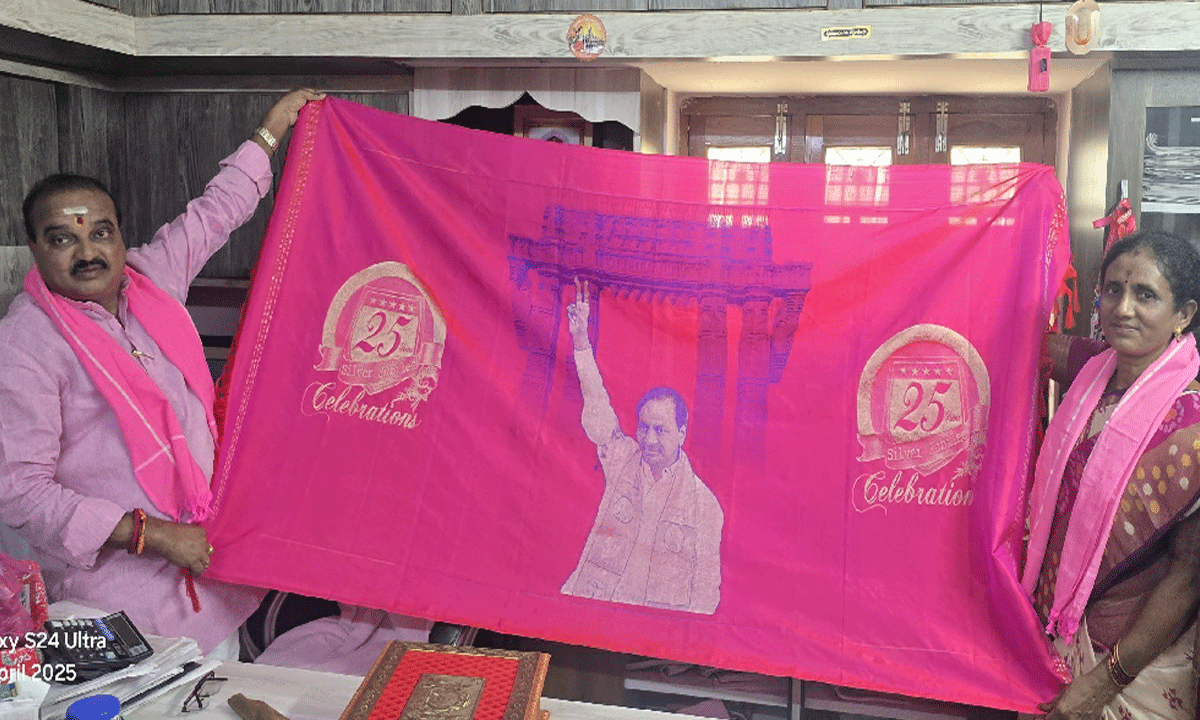 Sircilla | సిరిసిల్ల నేతన్న హరిప్రసాద్ మరో అద్భుతం.. కేసీఆర్ కోసం పట్టు వెండి పోగులతో శాలువా తయారీ