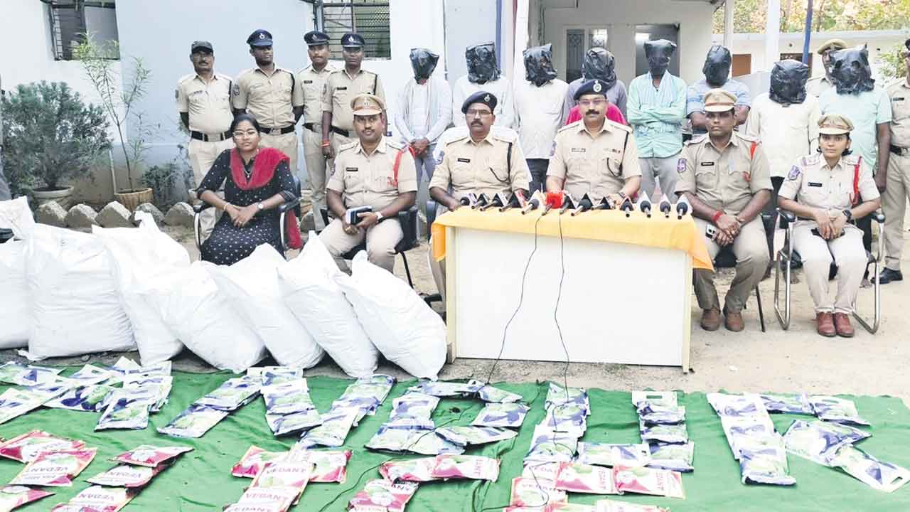 పత్తి రైతుపై నకిలీ కత్తి.. ఉమ్మడి జిల్లాలో జోరుగా గ్లైసిల్‌ విత్తనాల దందా