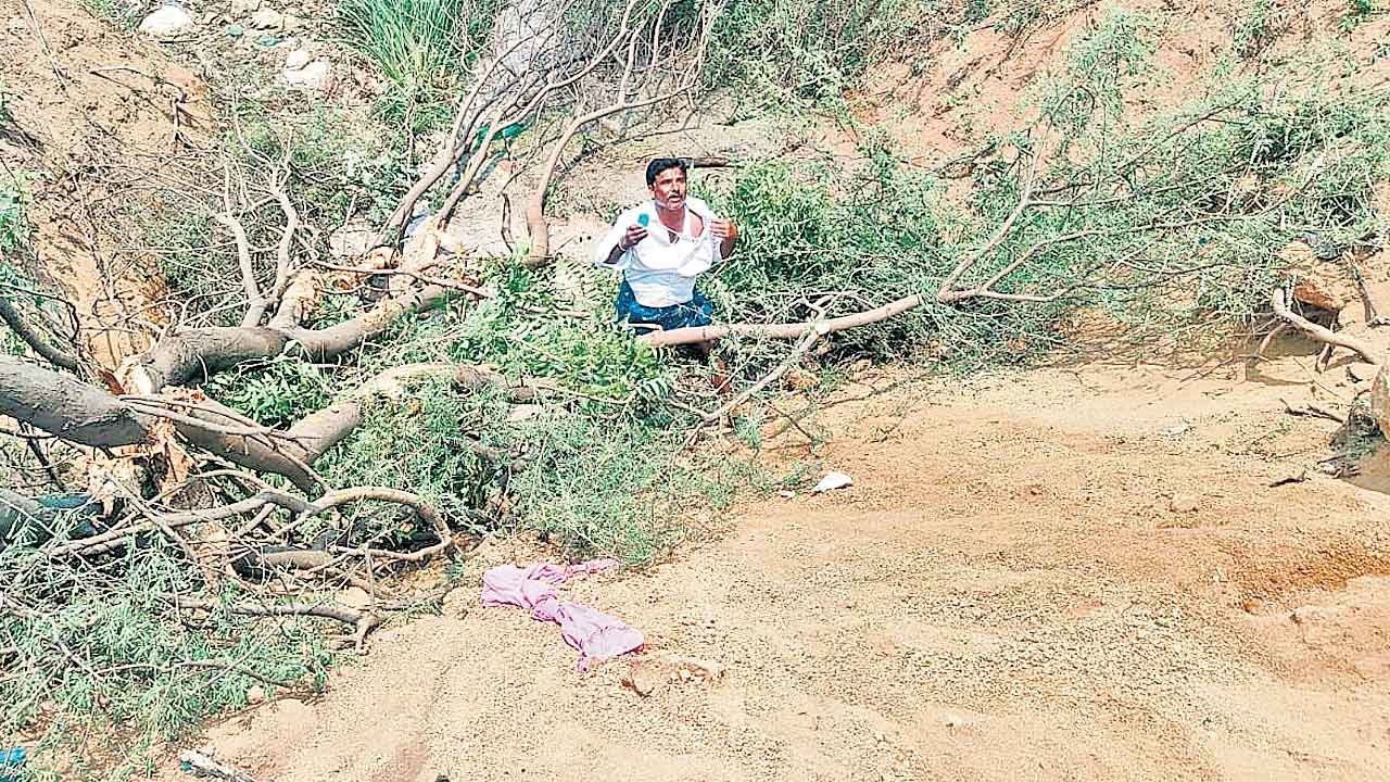 రైతుపై దాడి చేసి.. బావిలోకి తోసేసి