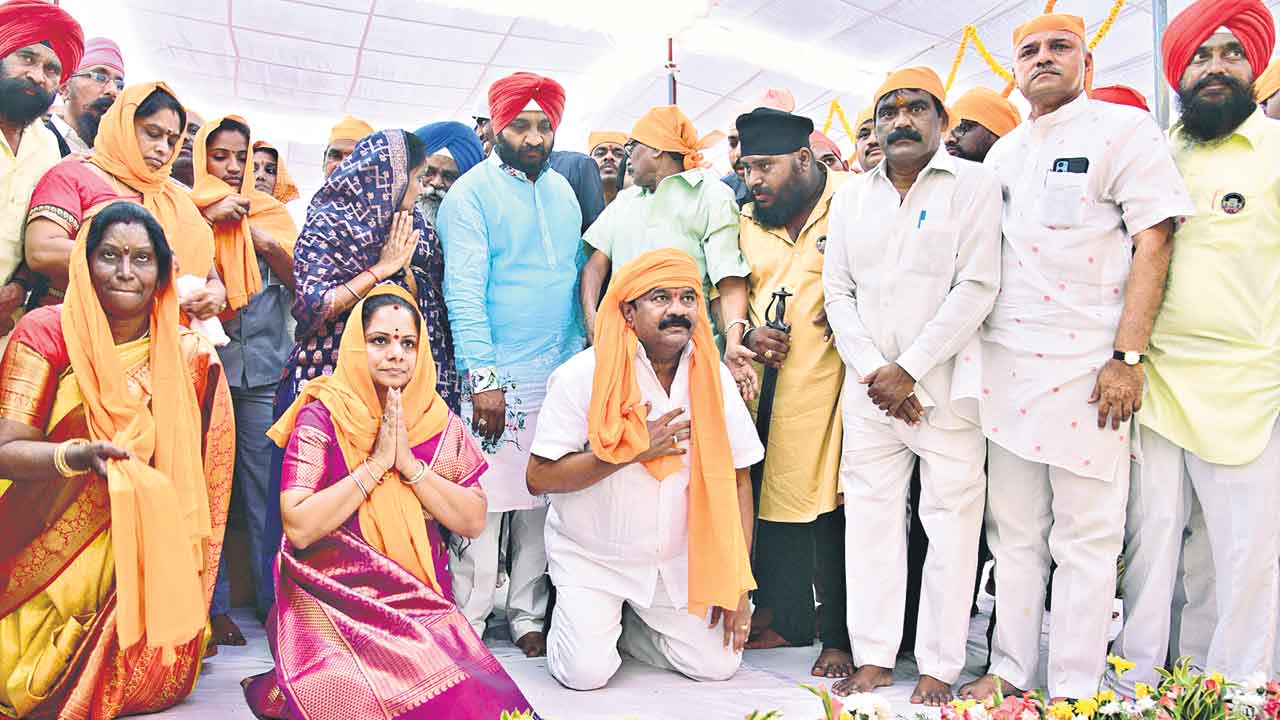 అంబేదర్‌ విగ్రహానికి సర్కారు నివాళులర్పించాలి