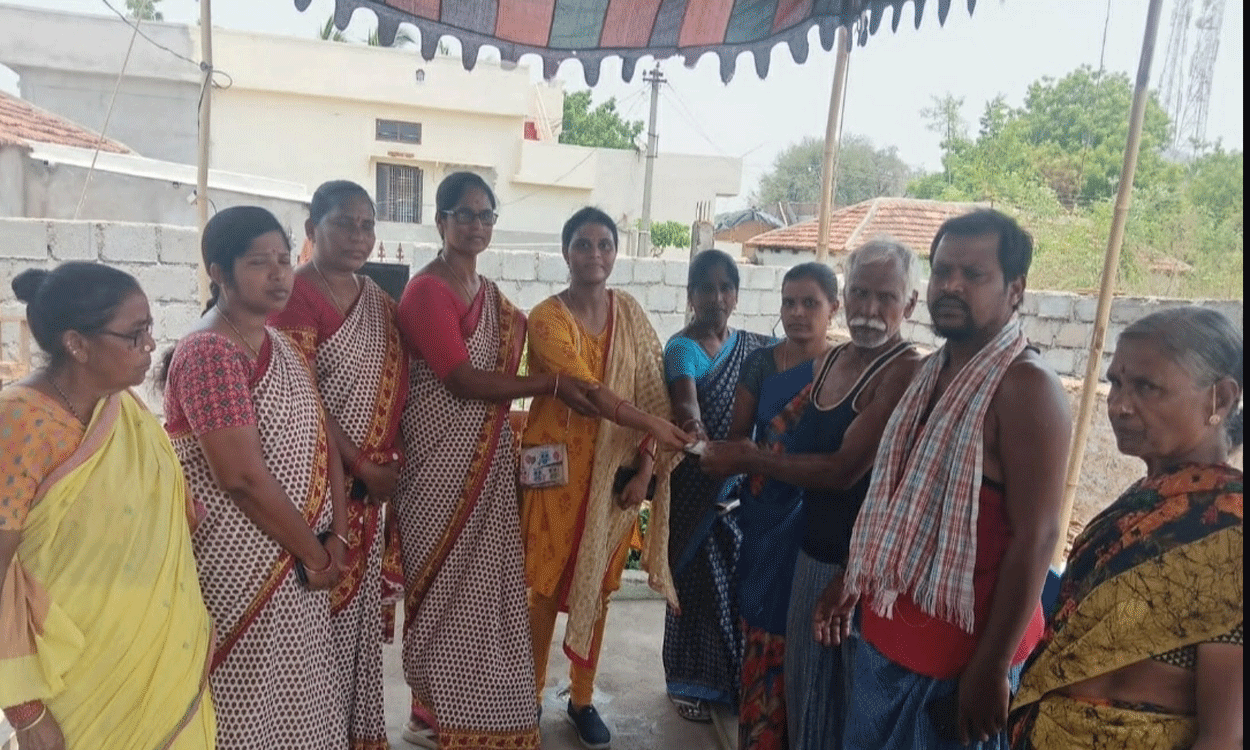 chigurumamidi | అంగన్వాడీ ఆయా దహన సంస్కారాలు చేయూత