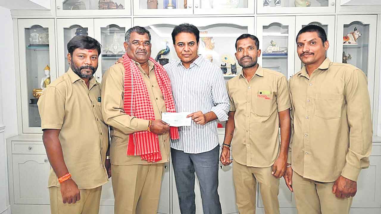 రజతోత్సవ సభ కోసం హమాలీ సంఘం విరాళం