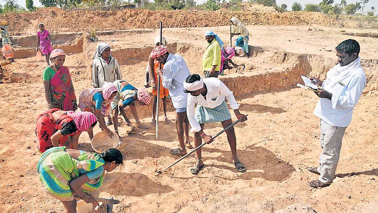 ఉపాధి నిధుల్లో గోల్‌మాల్‌