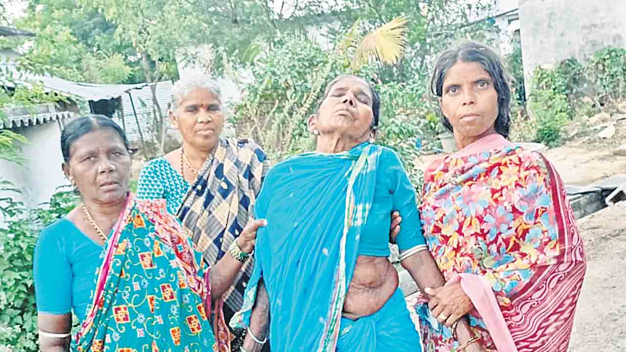 ‘కల్లు’ లేక.. వింతగా ప్రవర్తిస్తూ..