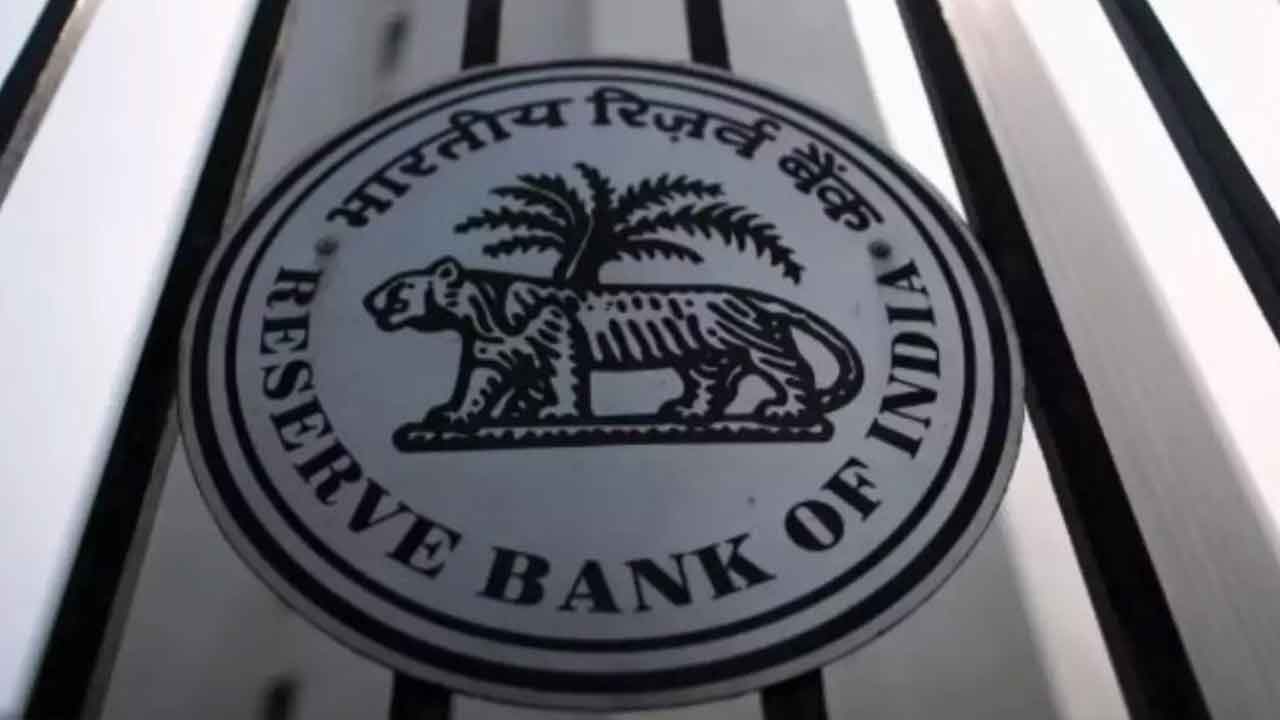 ఏటీఎంల్లో రూ.100, 200 నోట్లను ఉంచండి