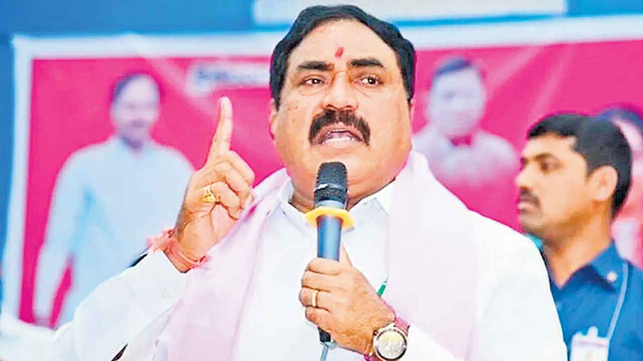 గులాబీ పండుగ కోసం కదలిరావాలి