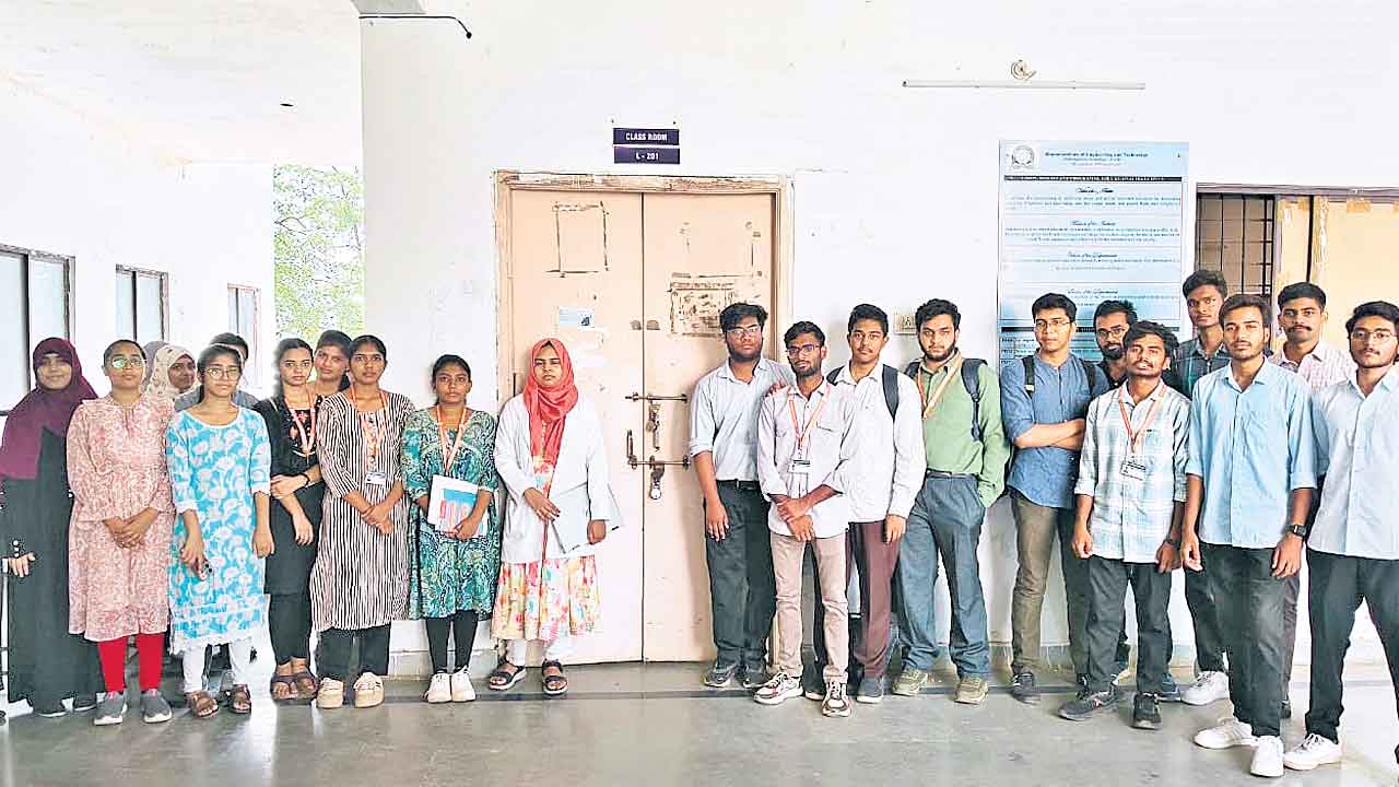 ప్రభుత్వ మెడికల్‌ కళాశాలకు తాళం