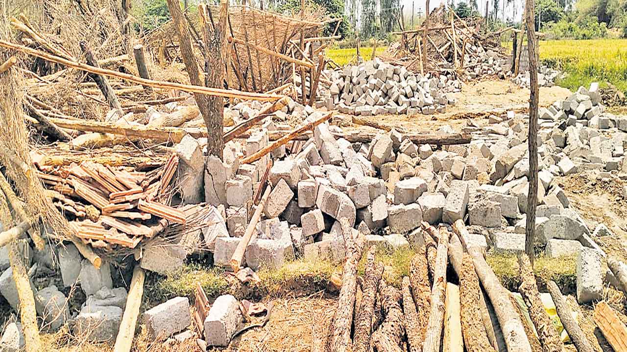 దళితులమనే మా ఇండ్లను కూల్చేశారు!