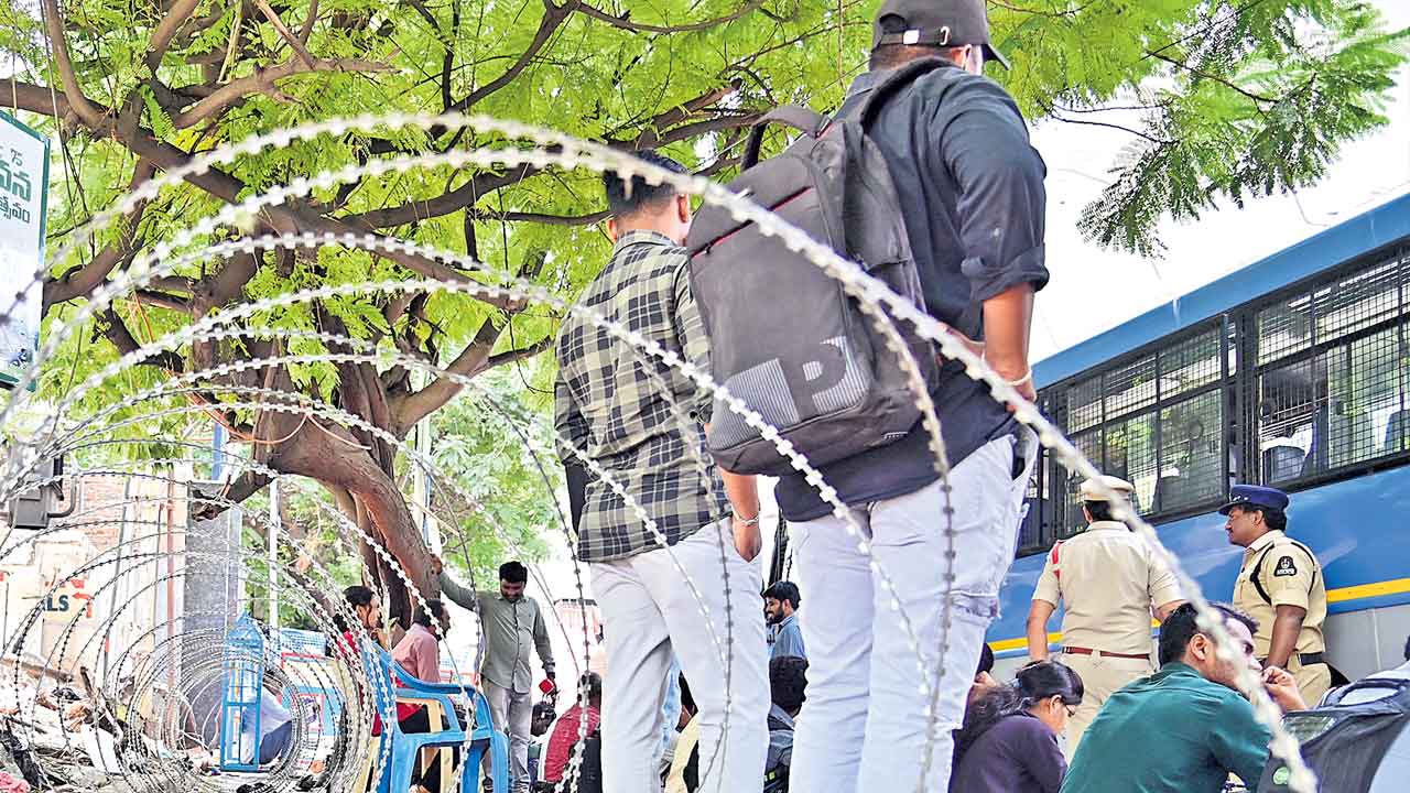 ముళ్ల కంచెల ప్రజాపాలన