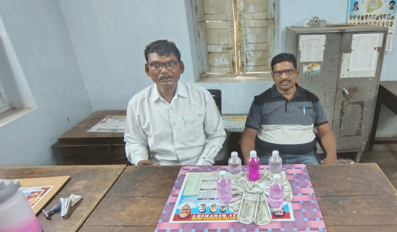 ACB Trap | రూ.20 వేలు లంచం తీసుకుంటూ ఏసీబీకి చిక్కిన ఎస్సారెస్పీ ఉద్యోగులు