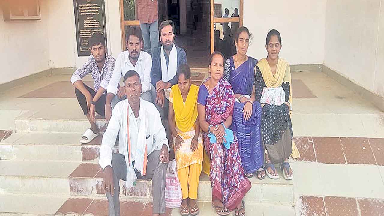 ఇండ్లున్నోళ్లకే ఇందిరమ్మ ఇండ్లా..?