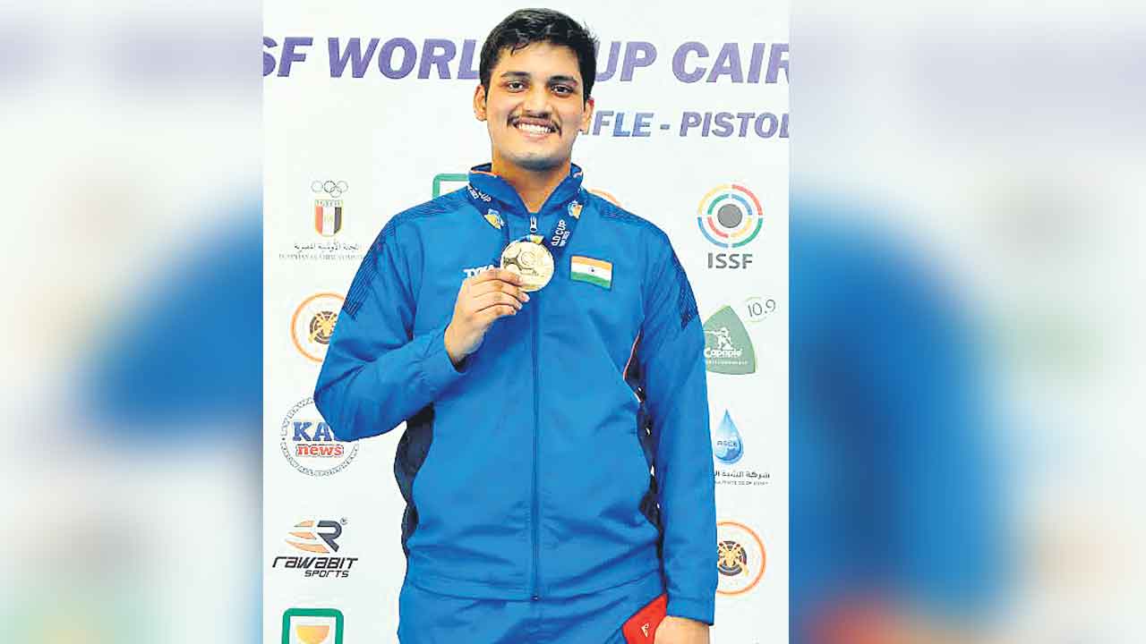 పసిడి నెగ్గిన రుద్రాంక్ష్‌