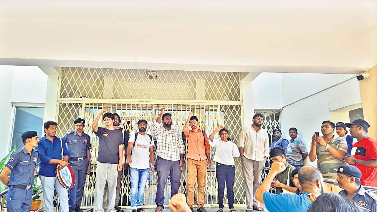హెచ్‌సీయూలో విద్యార్థుల ఆందోళన