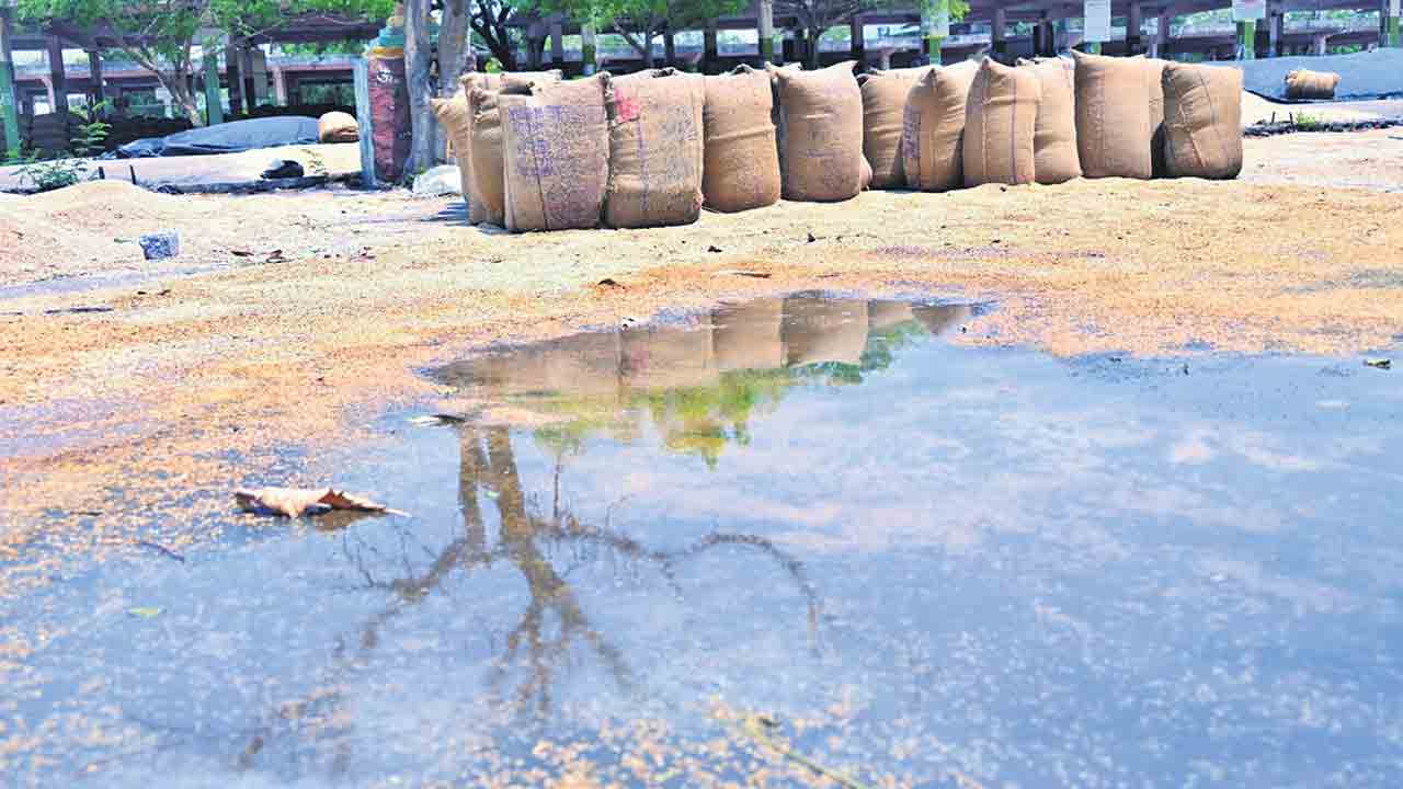 అకాల వర్షం.. తడిసిన ధాన్యం