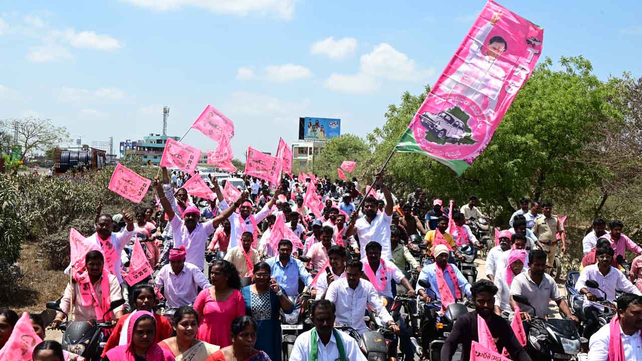 గులాబీల జెండాలమ్మ… ఓరుగల్లు పండుగమ్మ